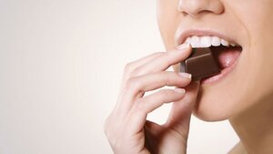 Por qué surge el deseo de comer algo dulce después de cenar