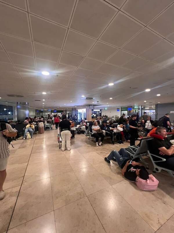 Pasajeros paraguayos denuncian estar varados en Madrid por retraso de vuelo - Nacionales - ABC Color