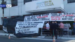 Guardiacárceles en huelga de hambre amenazan con crucificarse