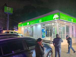 Villa Elisa: intentaron irrumpir en sucursal de banco abriendo un boquete - Policiales - ABC Color