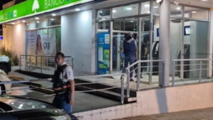 Dos personas abren boquete e intentan ingresar a sucursal de un banco en Villa Elisa
