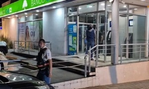 Dos personas quisieron entrar a banco, pero huyeron sin botín, en Villa Elisa - OviedoPress