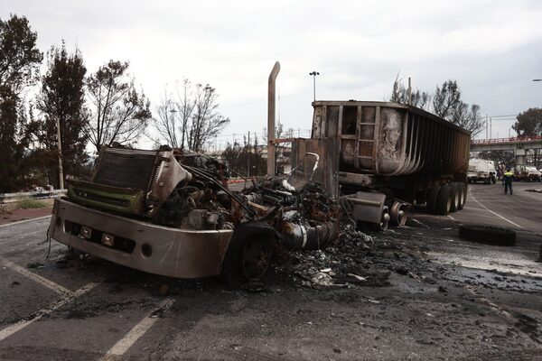 Suben a 15 los muertos por explosión de camión con gas en México