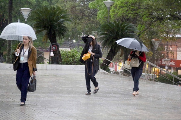 Tormentas y lluvias cubren gran parte del país este martes