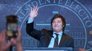 Milei llega a Asunción y es recibido por hurreros argentinos