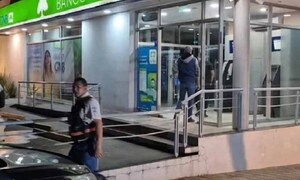 Dos personas abren boquete e intentan ingresar a sucursal de un banco en Villa Elisa – Prensa 5