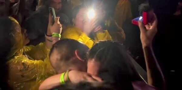 Popular / (VIDEO)Parejita se comprometió en concieto de Green Day