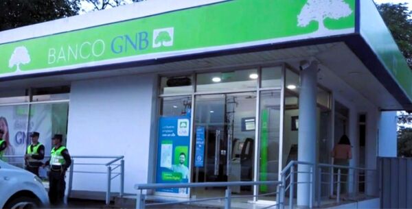 Delincuentes abrieron boquete en el techo de un banco, pero escaparon al sonar las alarmas