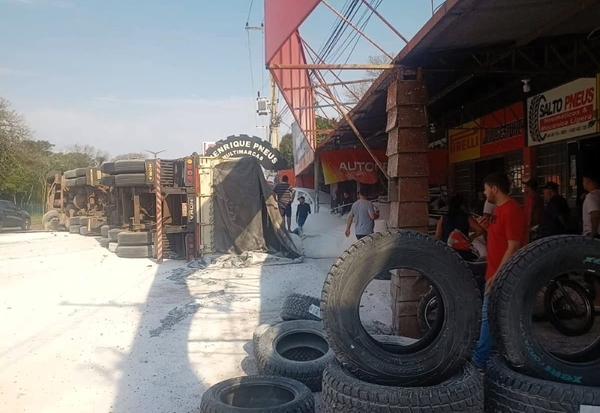 Camión cargado con 27 mil kilos de almidón vuelca en Saltos del Guairá