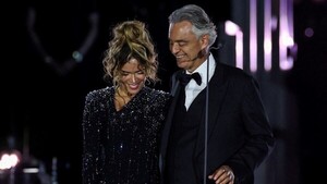 Karol G deslumbra en el Vaticano junto a Andrea Bocelli