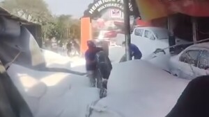 Video: Impresionante vuelco de un camión que llevaba toneladas de almidón