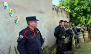 Comisario ordenó patear a mujer en desalojo y se sacó el portanombres - OviedoPress