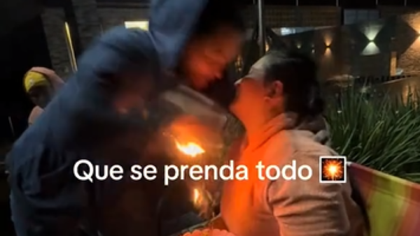 La vela de cumpleaños encendió el cabello de una de las invitadas