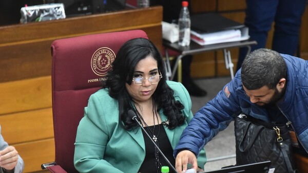 HC le baja el pulgar a Yamy Nal y anuncia que será expulsada del Senado