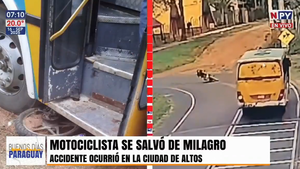 ¡Se salvó de milagro! Perdió el control de su biciclo y quedó bajo un bus