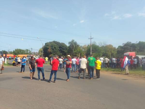 Pequeños productores cierran ruta tras incautación de productos por parte de la DNIT - Nacionales - ABC Color