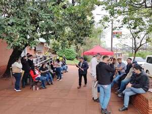 Denuncian que absorción de Minas y Energía terminará con privatización de la ANDE - Política - ABC Color