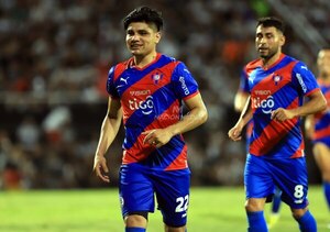 Versus / ¡Cerro inhibido por FIFA por una deuda con Claudio Aquino!