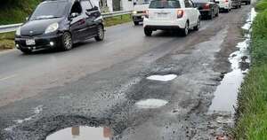 La Nación / La avenida Avelino Martínez continúa en pésimas condiciones
