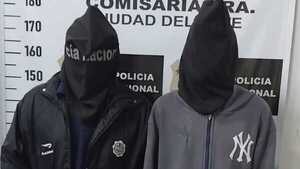 Padre e hijo la llevan al depto y luego la echan