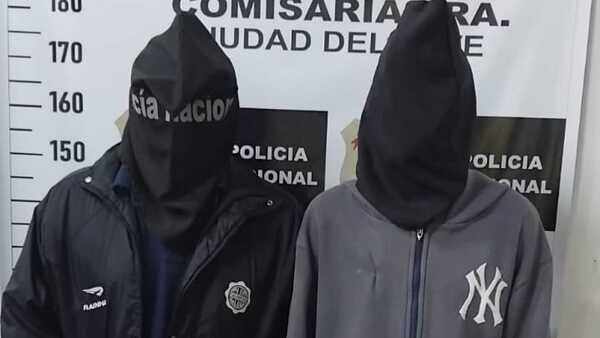 Padre e hijo la llevan al depto y luego la echan