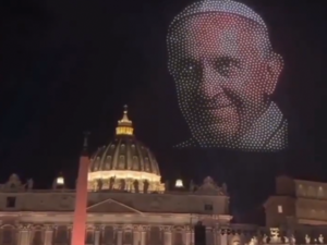 Espectáculo de drones rinde homenaje al Papa
