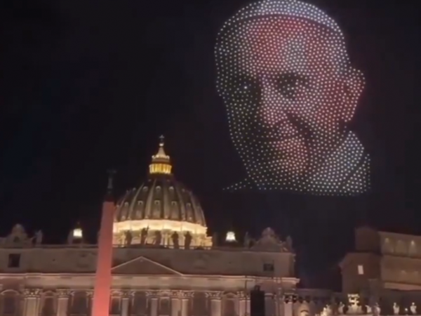 Espectáculo de drones rinde homenaje al Papa