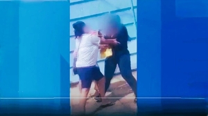 Madre denuncia brutal ataque mientras reclamaba por presunto abuso a su hijo