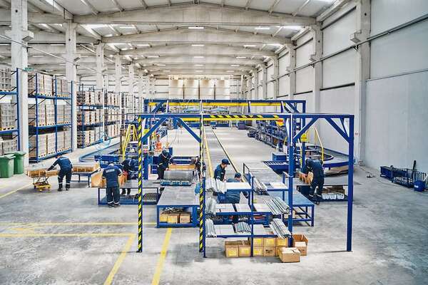 Maquila crece en exportaciones y busca abrirse paso hacia las industrias de servicios  - Economía - ABC Color
