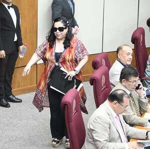 Senado le muestra “el dedo del medio” a Yamy Nal y la expulsa del Congreso    - Política - ABC Color