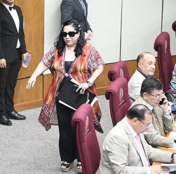 Senado le muestra “el dedo del medio” a Yamy Nal y la expulsa del Congreso    - Política - ABC Color