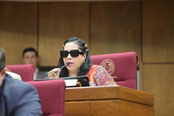 Senado destituye a “Yamy Nal” por filtración de audios - ADN Digital