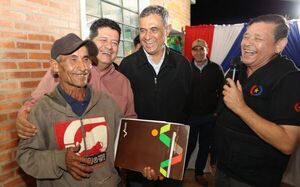 La titulación pone fin a 45 años de ocupación en Tembiaporã