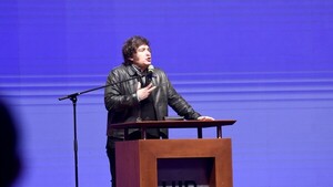 Javier Milei fomenta ética y libertad económica ante jóvenes industriales