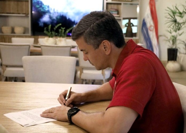 Peña evade explicar escándalo de sobres de dinero