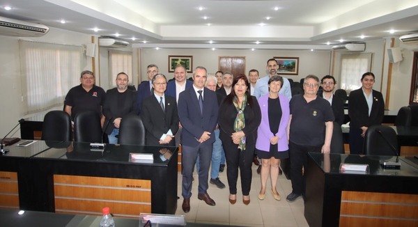 Delegación española fortalecerá la cooperación científica y tecnológica de la UNA