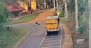 La Nación / Motociclista sufrió lesiones leves tras quedar bajo un bus en Altos
