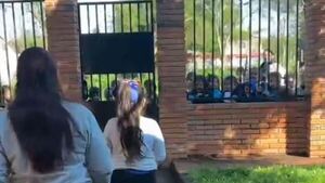 Falleció su papá y sus compañeritos fueron a buscarla para animarla