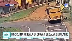 Motociclista sobrevive de milagro tras caer bajo un bus en Altos