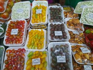 Familias realizan feria de agricultura