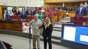 Senado incorpora al suplente de Yamy Nal y a la reemplazante temporal de Chaqueñito