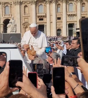 Popular / (VIDEO) ¡Papa León chocho con escultura del Rey del barro!