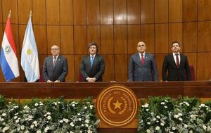 El Presidente de la CSJ, Dr. César Diesel integró mesa de honor que recibió al jefe de Estado argentino