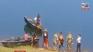 Cambista rescata a conductor tras caer su auto al río Paraná