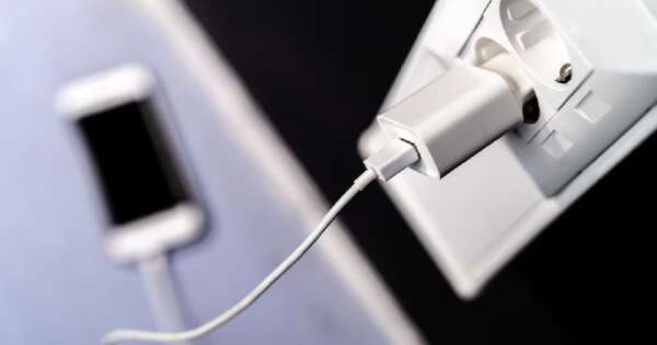 Diario HOY | Niña de 3 años muere electrocutada al intentar enchufar cargador de celular