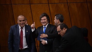 Opositores dicen que Paraguay sirvió a Milei para esconderse de sus denuncias
