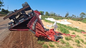 Camión cargado con arroz vuelca en Pastoreo sin dejar heridos