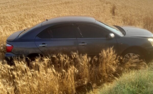 Automóvil terminó en un trigal tras la explosión de un neumático