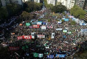 Decenas de miles celebran el freno del Congreso al ajuste de Milei sobre salud y educación - Mundo - ABC Color