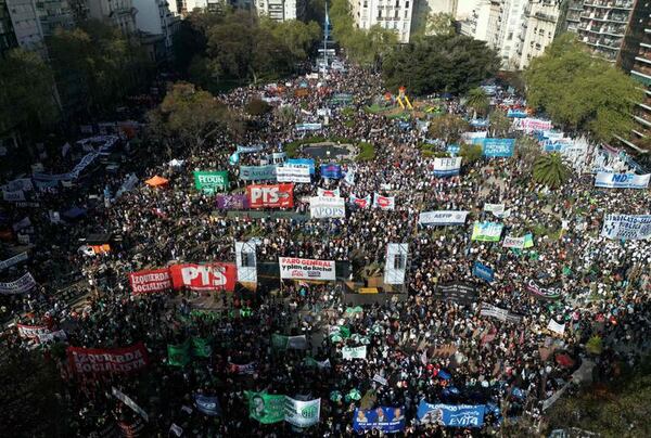 Decenas de miles celebran el freno del Congreso al ajuste de Milei sobre salud y educación - Mundo - ABC Color